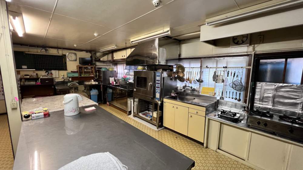 Large enkai room that is used for parties and dining.